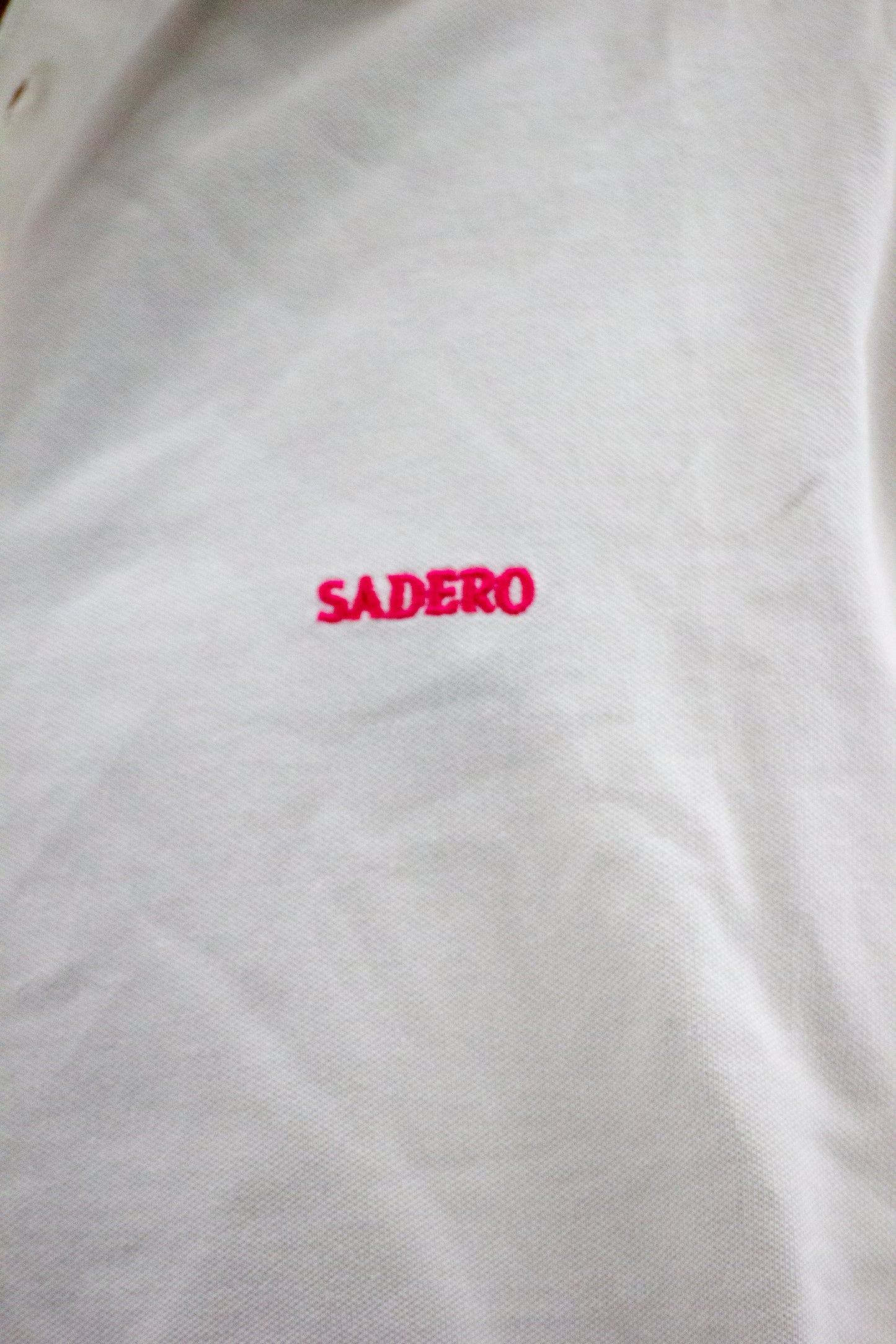 Camisa piqué marfil bordado rosa