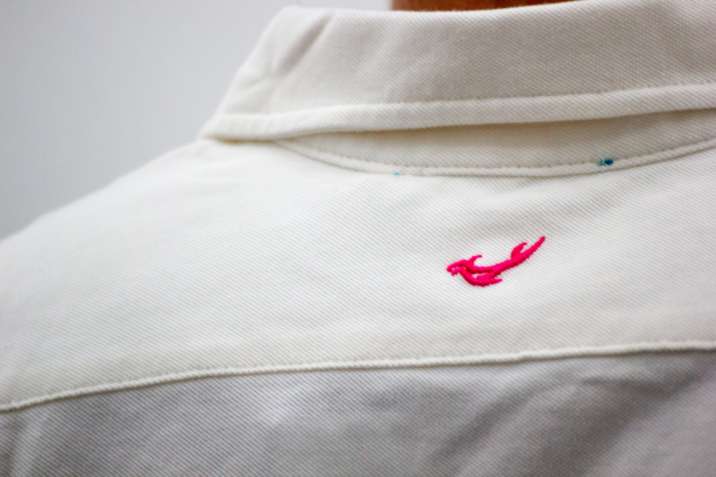 Camisa piqué marfil bordado rosa