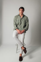 Guayabera de lino verde