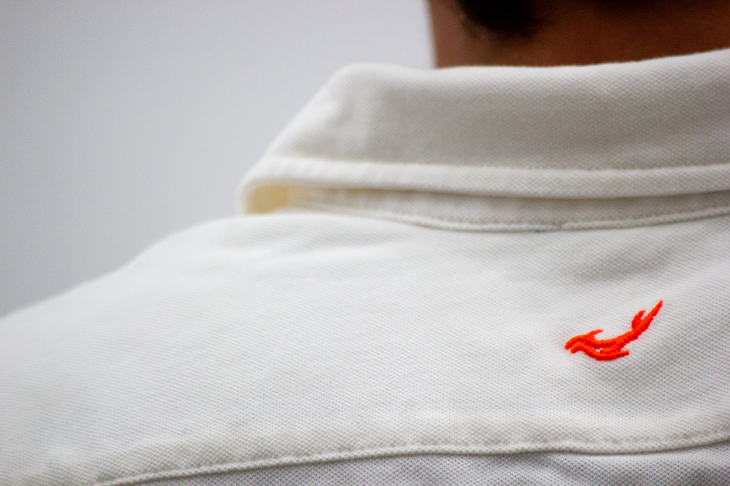 Camisa piqué marfil bordado naranja
