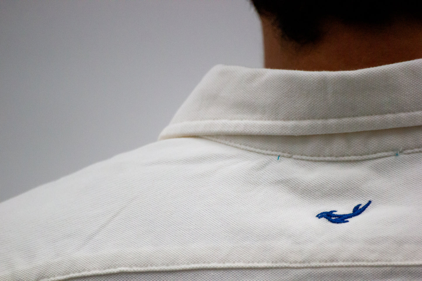 Camisa piqué marfil bordado azul
