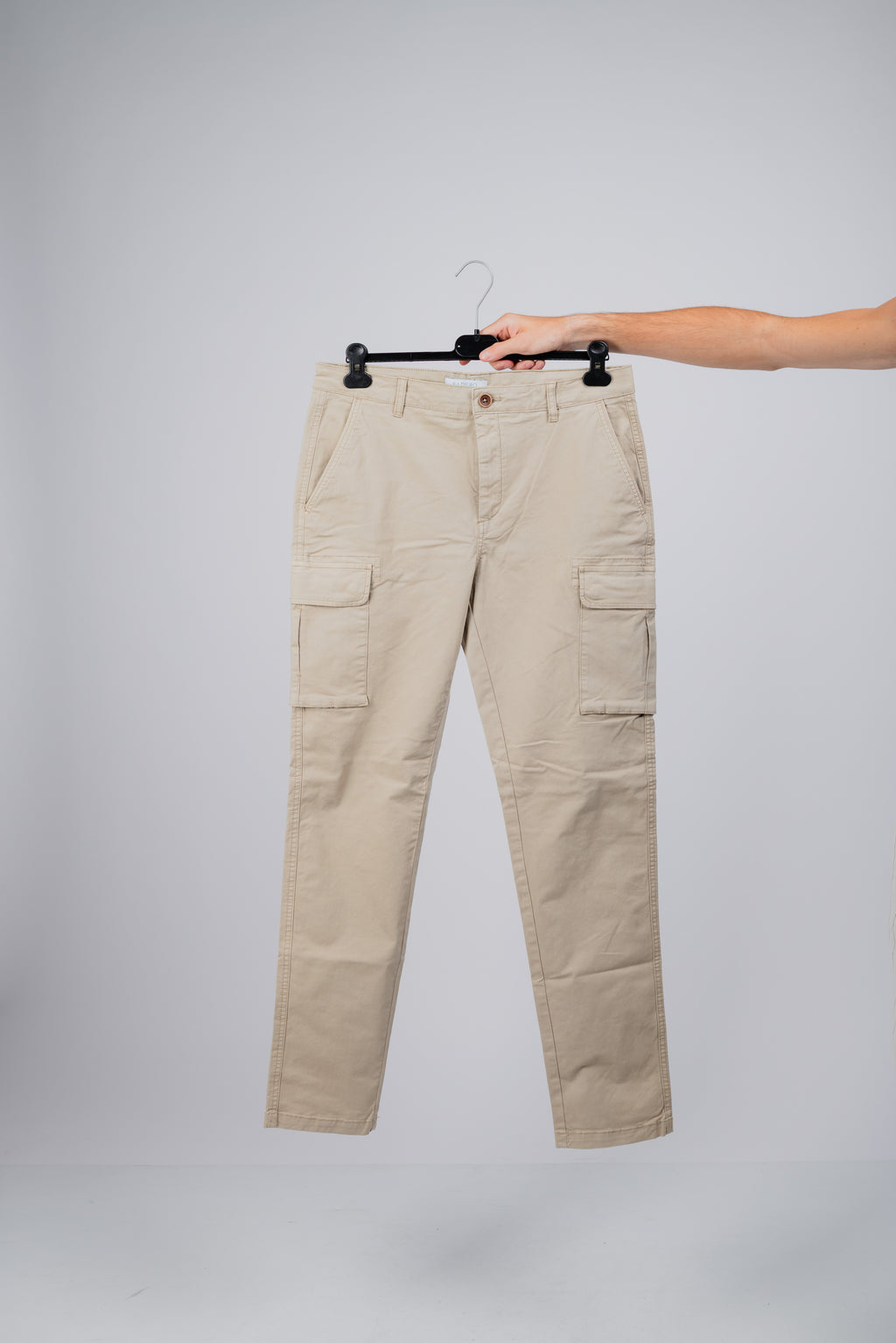 Pantalón cargo beige