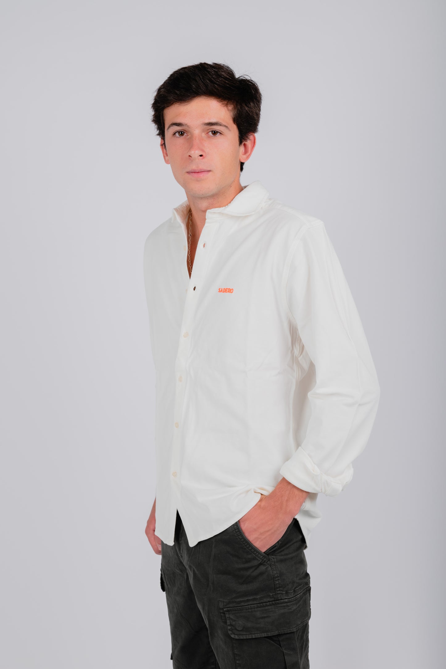Camisa piqué marfil bordado naranja